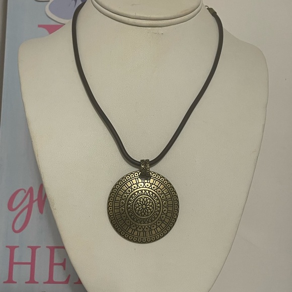 NEW YORK FASHION NECKLACE - Picture 9 of 9